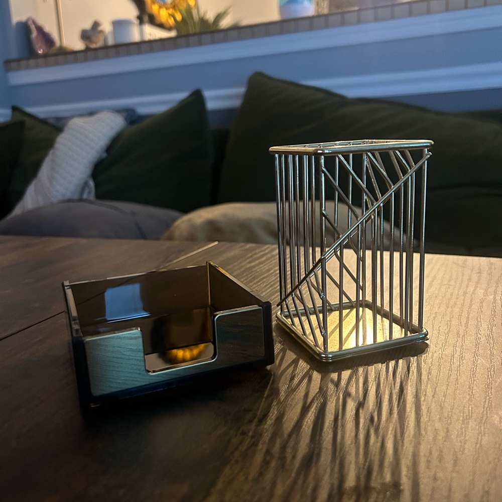 NEVER USED - Gold Pen & Pencil Holder with Gold & Black Sticky Note Holder
